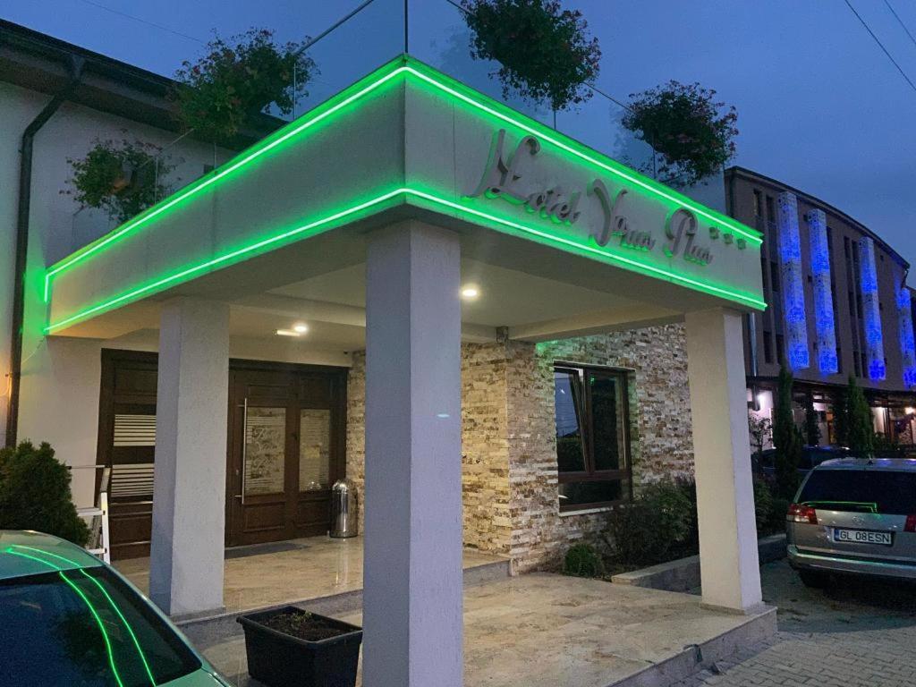 פלוייסטי Hotel Yarus Plus מראה חיצוני תמונה