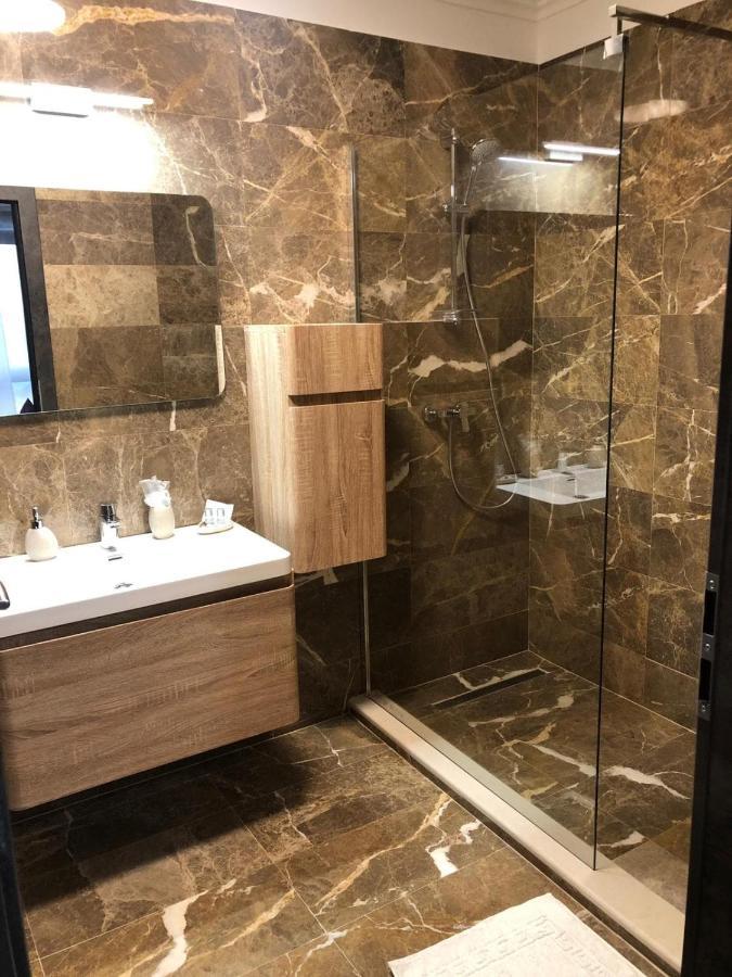 פלוייסטי Hotel Yarus Plus מראה חיצוני תמונה