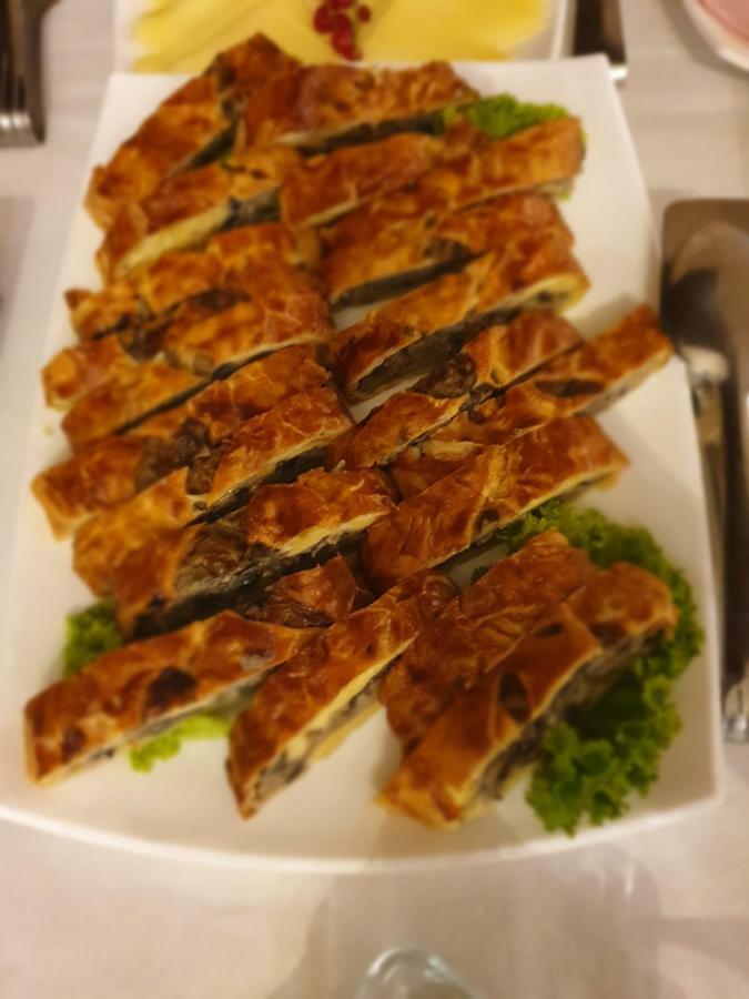 פלוייסטי Hotel Yarus Plus מראה חיצוני תמונה