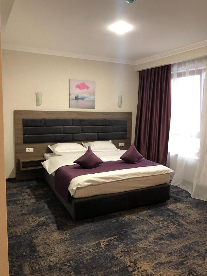 פלוייסטי Hotel Yarus Plus מראה חיצוני תמונה