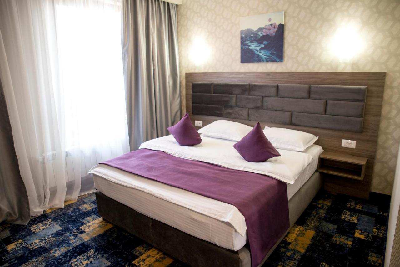 פלוייסטי Hotel Yarus Plus מראה חיצוני תמונה