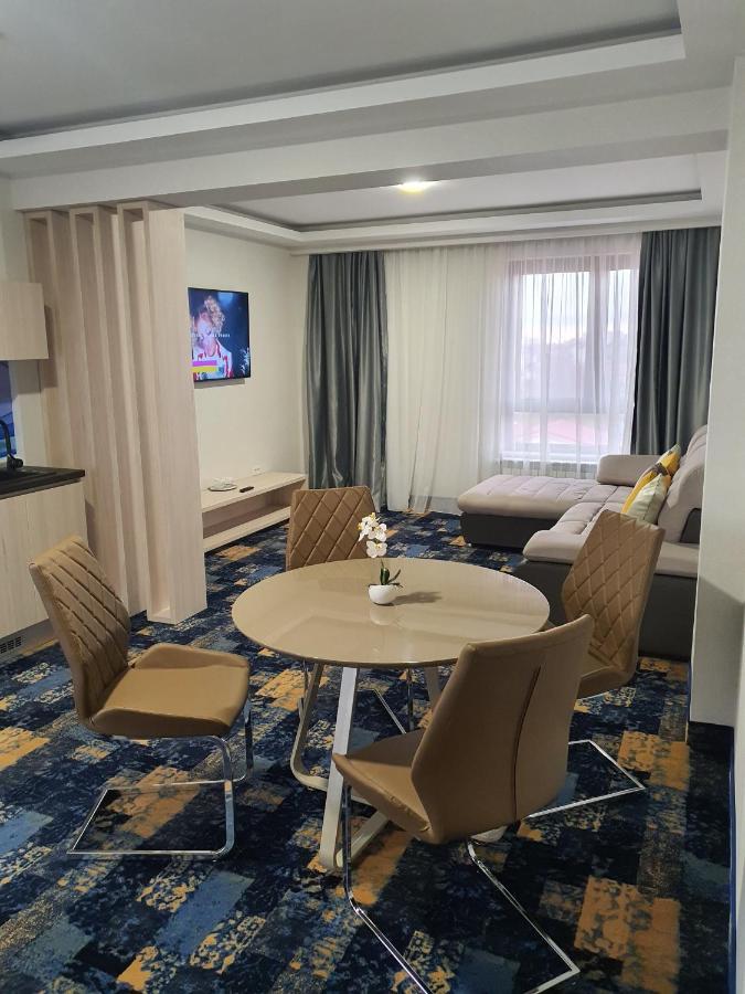 פלוייסטי Hotel Yarus Plus מראה חיצוני תמונה